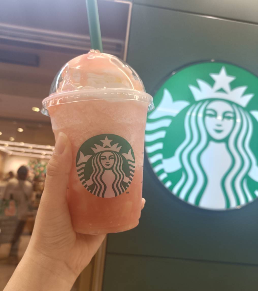 【先行レビュー】「More ヘブンリー ピーチ フラペチーノ」は桃の果肉ジュースそのものだった！おすすめカスタムと飲んでわかった魅力を紹介